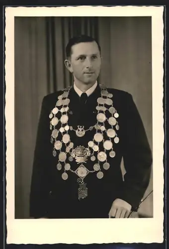 Foto-AK Burghausen /Salzach, Schützenkönig mit Kette