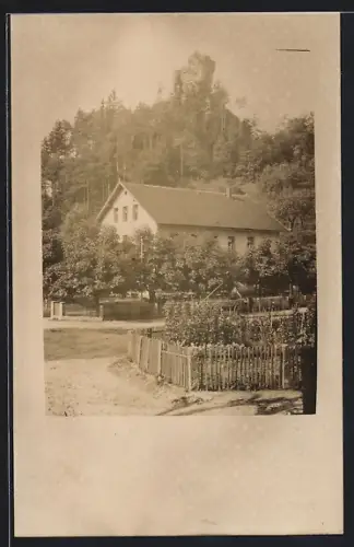 Foto-AK Tüchersfeld, Blick auf Einzelhaus mit Burgruine 1918