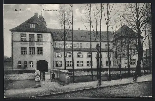 AK Celle, Gymnasium mit Vorplatz und kleinem Jungen