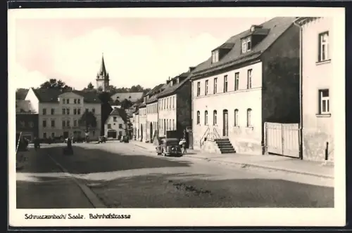 AK Schwarzenbach /Saale, Bahnhofstrasse mit Kirchturm