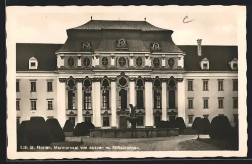 AK Linz, Stift St. Florian, Marmorsaal von aussen m. Brunnen