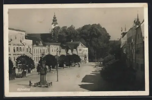 AK Eferding, Platz mit Säulendenkmal u. Kirche aus der Vogelschau