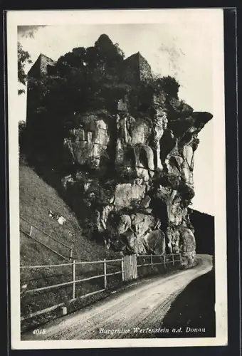 AK St. Nikola an der Donau, Burgruine Werfenstein mit Strassenpartie