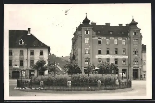 AK Bruck a. Mur, Hauptplatz mit Hotel zum Goldenen Strauss