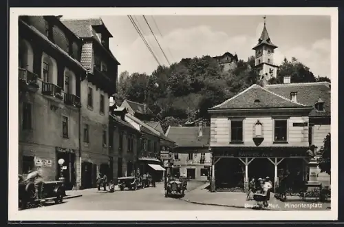 AK Bruck a. Mur, Minoritenplatz mit Kaffee Austria und Turmgebäude