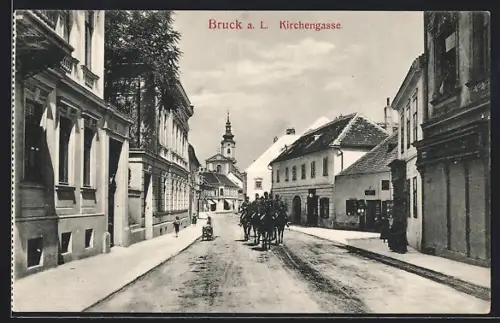AK Bruck a. d. Leitha, Kirchengasse mit Kirche und Geschäftshaus
