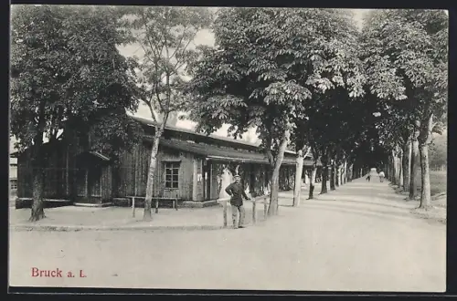 AK Bruck a. d. Leitha, Lager, Allee mit Baracke