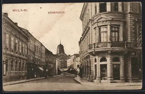AK Wels /O.-Ö., Bäckergasse mit Geschäften und Turmgebäude