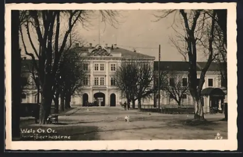 AK Wels /O.-Ö., Alpenjägerkaserne, Frontansicht mit Pavillon