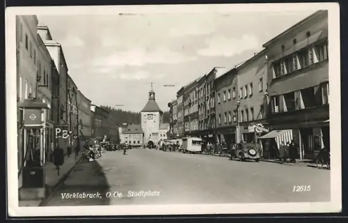 AK Vöcklabruck /O.-Ö., Stadtplatz mit Torturm und Geschäften