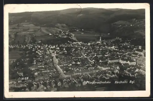AK Rechnitz /Bgl., Totalansicht mit Bergpanorama, Fliegeraufnahme