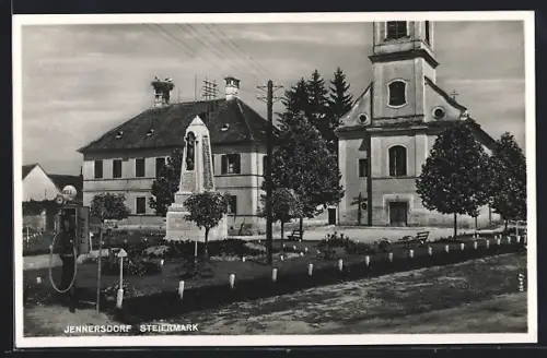 AK Jennersdorf, Ortspartie mit Kirche, Denkmal, Storchennest