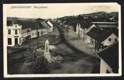 AK Jennersdorf /Burgenland, Strassenpartie mit Kriegerdenkmal aus der Vogelschau