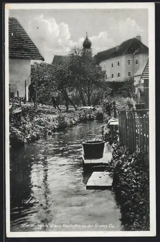 AK Neuhofen a. d. Krems, Häuser am Wasserlauf, Blick zur Kirche