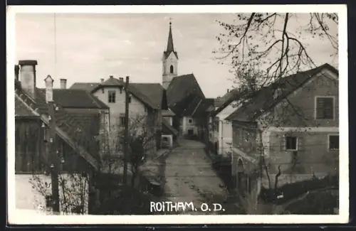 AK Roitham /O. D., Strassenpartie mit Kirche