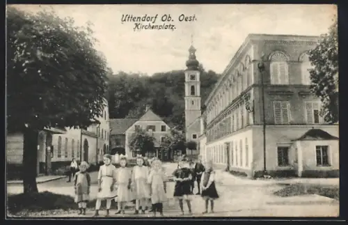 AK Uttendorf /Ob. Oest., Kinder auf dem Kirchenplatz