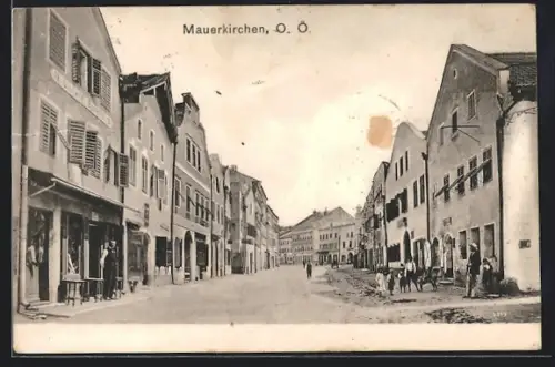 AK Mauerkirchen /O. Ö., Strassenpartie mit Geschäften