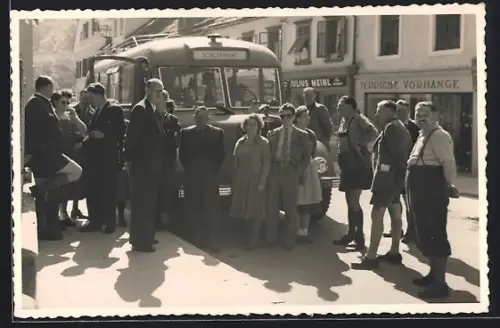 Foto-AK Bruck a. Mur, Gruppenfoto vor einem Omnibus bei einer Sonderfahrt, Geschäft Julius Meinl