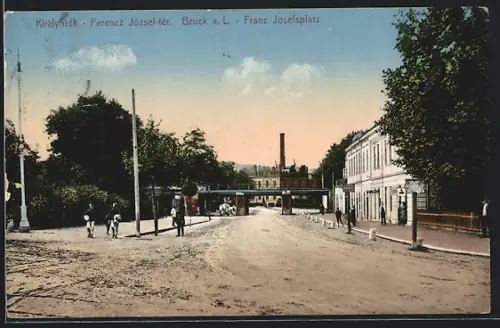 AK Bruck a. L., Franz Josefsplatz, Panorama mit Brücke und Fabrikschlot