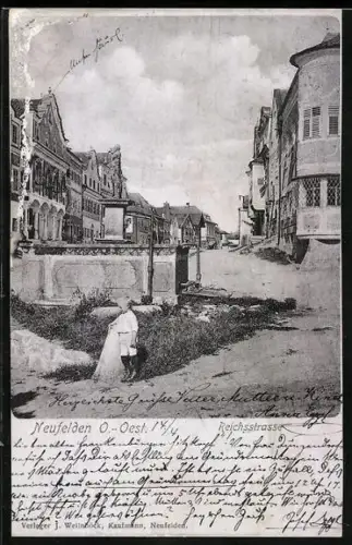 AK Neufelden /O.-Oest., Reichsstrasse mit Kind am Brunnen