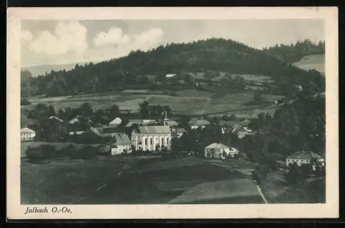 AK Julbach /O.-Oe., Ortsansicht mit bewaldetem Hügel