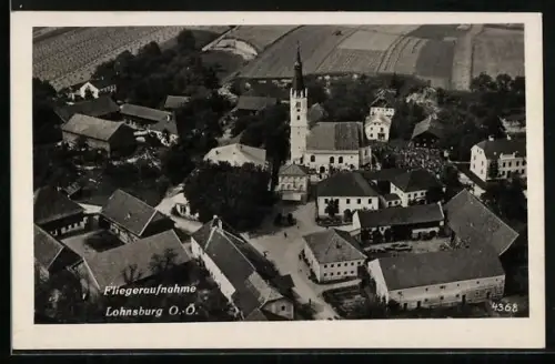 AK Lohnsburg /O.-Ö., Strassenpartie mit Kirche, Fliegeraufnahme