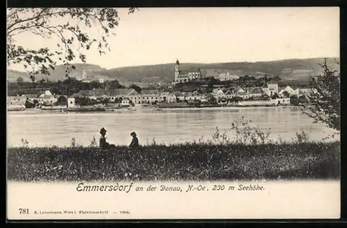 AK Emmersdorf a. d. Donau, Frauen am Donau-Ufer, Blick auf die Ortschaft