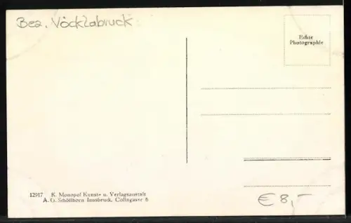 AK Zell am Moos, Ortsansicht vom Feld aus, im Vordergrund pflügende Bauern