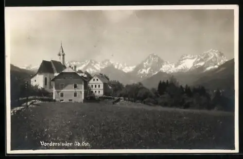 AK Vorderstoder /Ob. Öst., Blick zur Kirche gegen die Berge