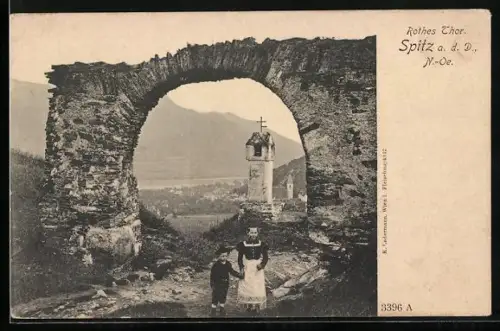 AK Spitz a. d. D., Rothes Thor mit Durchblick zur Kirche