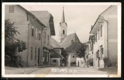 AK Roitham /O. D., Strassenpartie mit Kirche