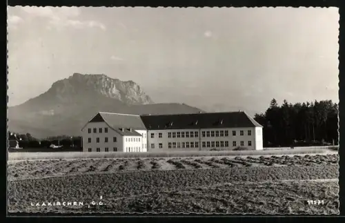 AK Laakirchen /O. Ö., Gebäudeansicht mit Bergen