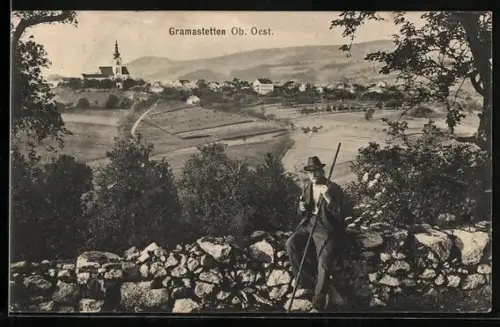 AK Gramastetten /Ob. Oest., Panorama mit Kirche und Wanderer