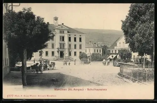 AK Menziken /Aargau, Kinder auf dem Schulhausplatz