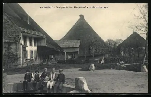 AK Neuendorf, Dorfpartie im Unterdorf mit Storchennest