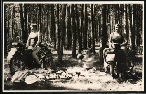 Foto-AK Zwei Frauen in Badeanzügen auf Motorrädern im Wald