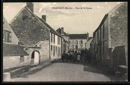 AK Orquigny /Marne, Rue de la Cense avec des habitants rassemblés