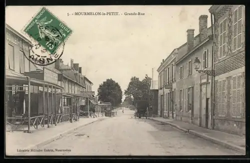 AK Mourmelon-le-Petit, Grande-Rue avec bâtiments et arbres en perspective