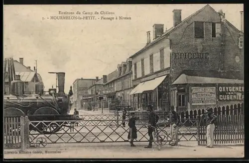 AK Mourmelon-le-Petit, Passage à niveau avec train et épicerie