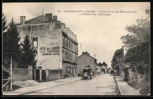 AK Mourmelon-le-Grand, Entrée de la Rue Maréchal-Foch et l`Hôtel de l`Europe