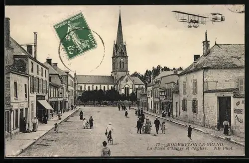 AK Mourmelon-le-Grand, La Place d`Armes et l`Église avec avion en vol