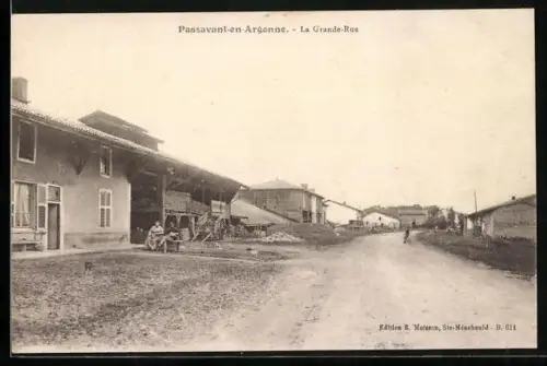 AK Passavant-en-Argonne, La Grande-Rue avec des maisons et une rue tranquille