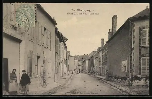 AK Mareuil-sur-Ay, Une rue animée avec des habitants et des bâtiments anciens