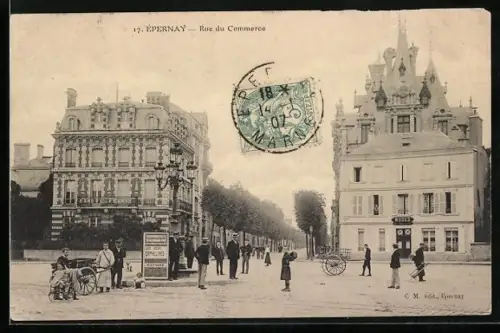AK Épernay, Rue du Commerce avec passants et architecture urbaine
