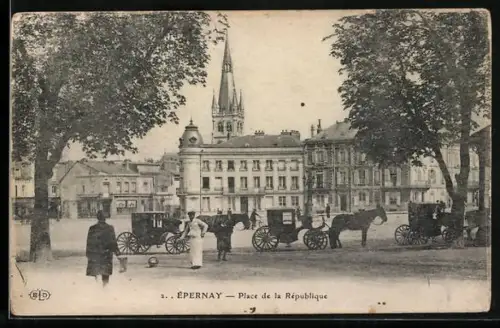 AK Épernay, Place de la République avec voitures à cheval et bâtiments historiques