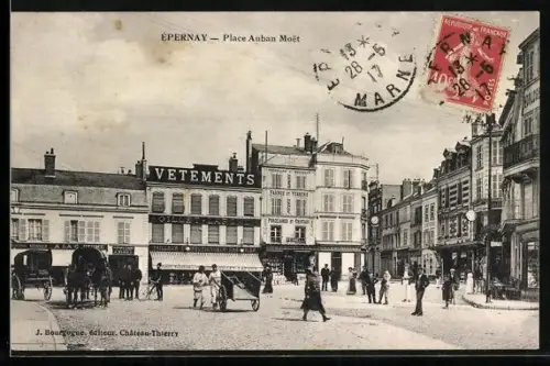 AK Épernay, Place Auban Moët avec passants et bâtiments commerciaux