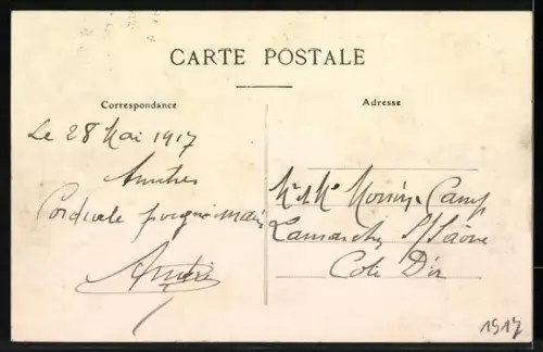 AK Épernay, Place Auban Moët avec passants et bâtiments commerciaux