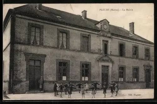 AK Pleurs /Marne, La Mairie et enfants jouant devant le bâtiment