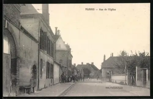 AK Pleurs, Rue de l`Église animée par des passants et des bâtiments historiques