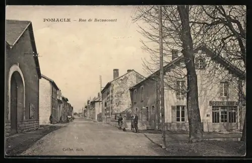 AK Pomacle, Rue de Bazancourt avec bâtiments et passants